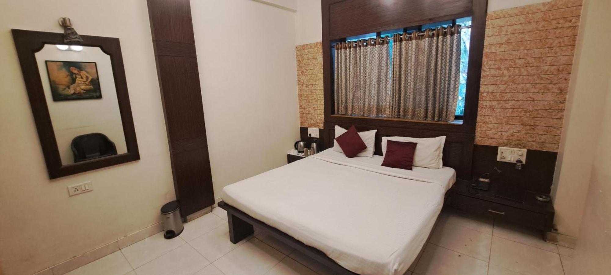 Hotel Shivam Poona Buitenkant foto