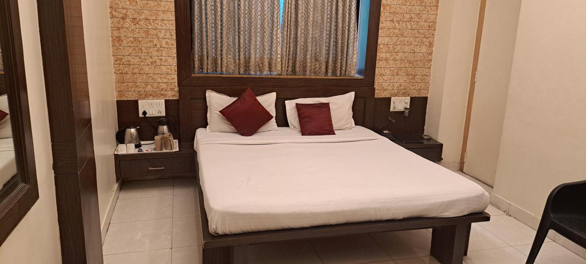 Hotel Shivam Poona Buitenkant foto
