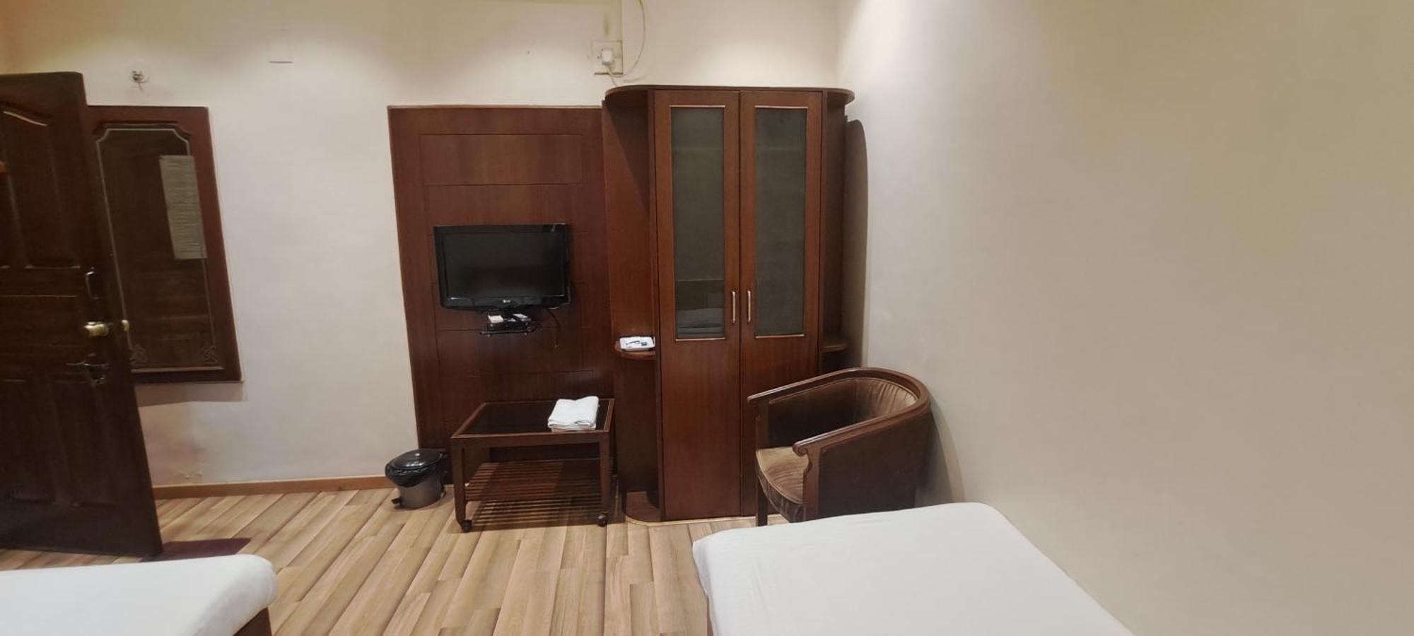 Hotel Shivam Poona Buitenkant foto