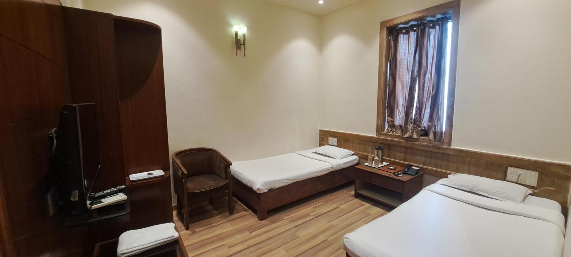 Hotel Shivam Poona Buitenkant foto