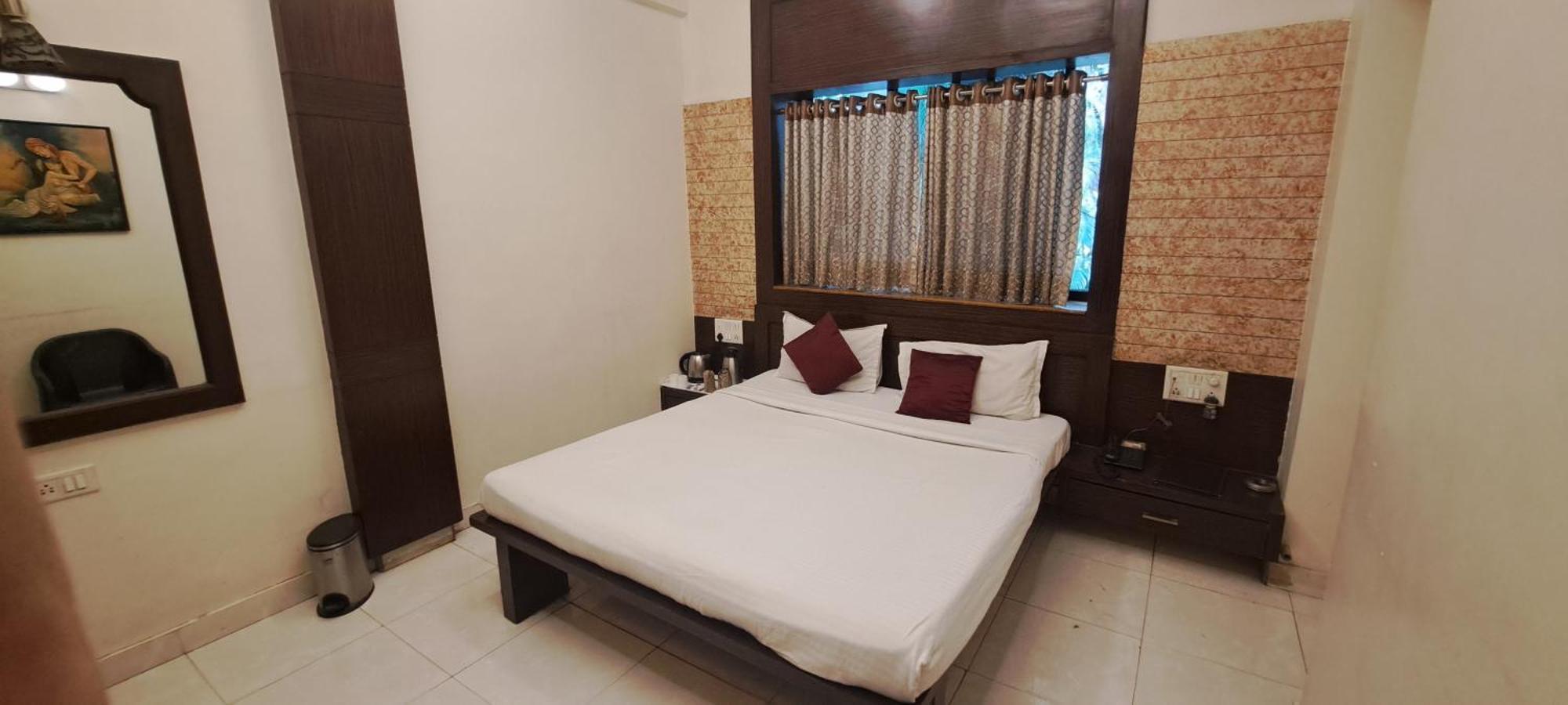Hotel Shivam Poona Buitenkant foto