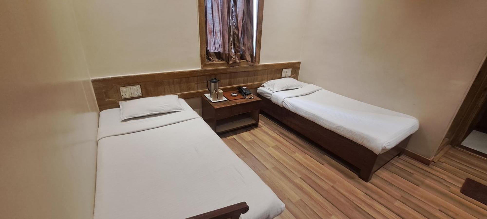 Hotel Shivam Poona Buitenkant foto