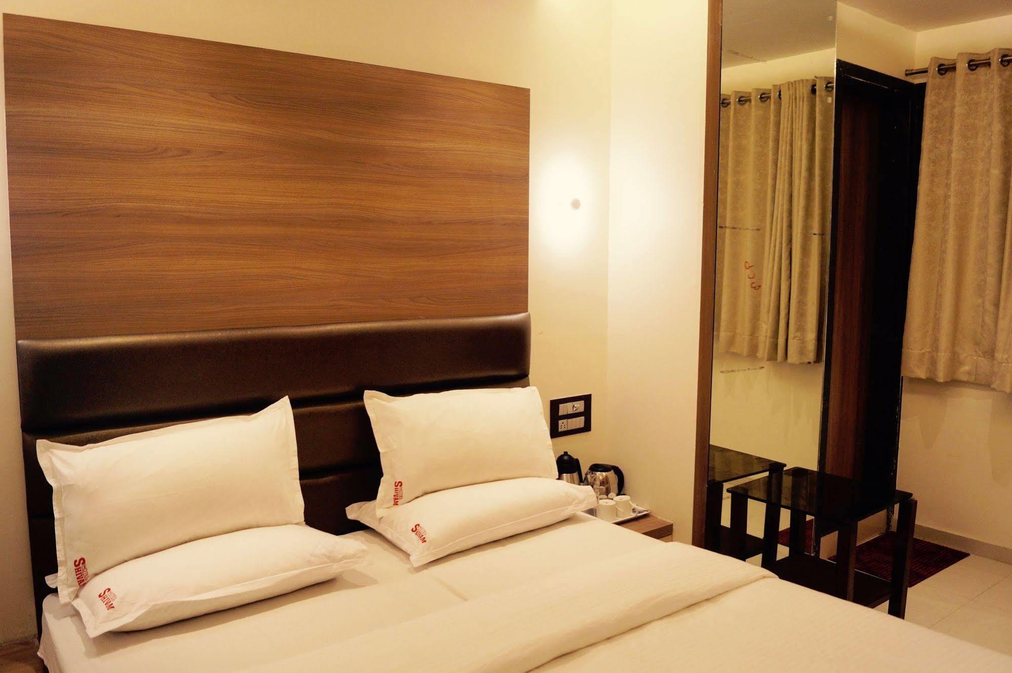 Hotel Shivam Poona Buitenkant foto