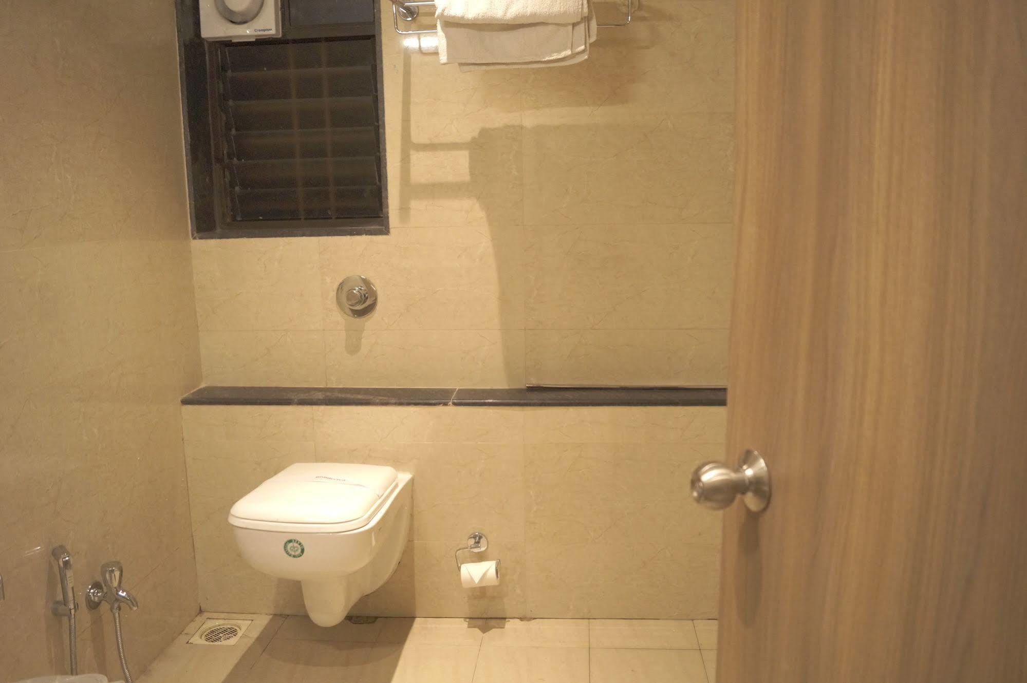 Hotel Shivam Poona Buitenkant foto